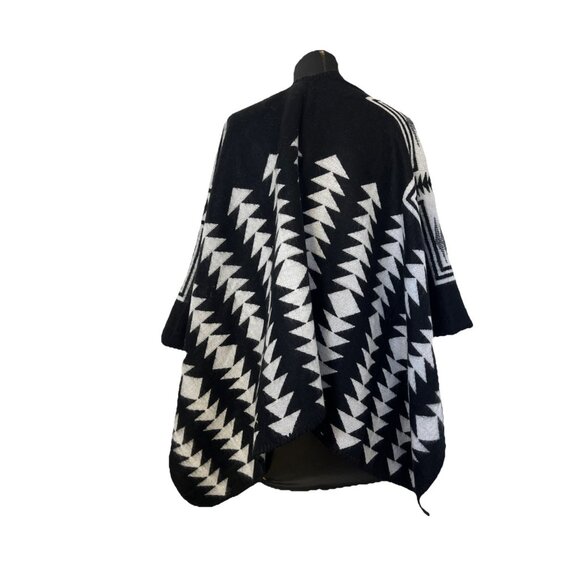 Old Navy NEW Scarf Shawl Aztec Wrap White & Black Cozy Sweater Kimono Western - Picture 2 of 8